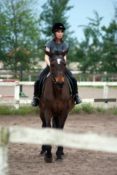 Adolescente menina montando um cavalo . — Fotografia de Stock