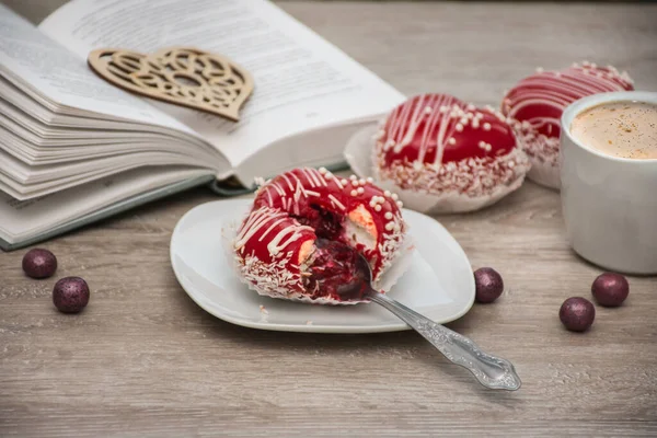 Lees Een Boek Eet Dessert Met Koffie Als Levensstijl — Stockfoto