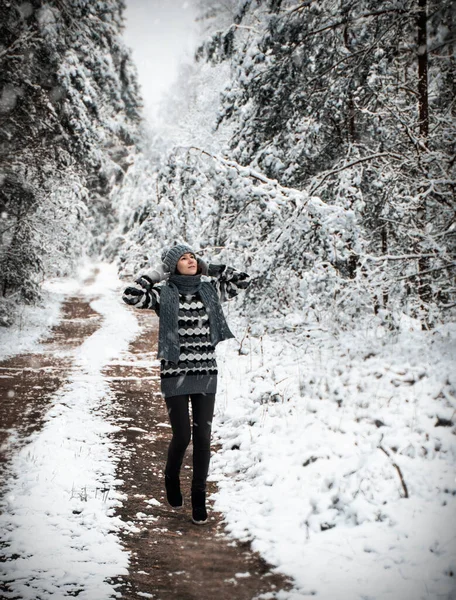 Young Woman Walks Forest Enjoys Snow — Stock Photo, Image
