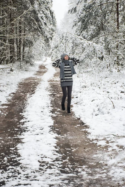 Young Woman Walks Forest Enjoys Snow — Stock Photo, Image