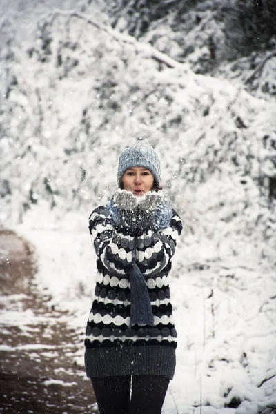 Woman Walks Forest Enjoys Snow — Stock Photo, Image