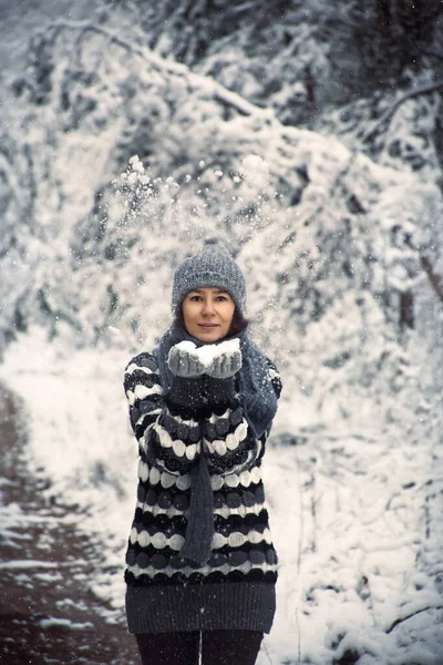 Woman Walks Forest Enjoys Snow — Stock Photo, Image