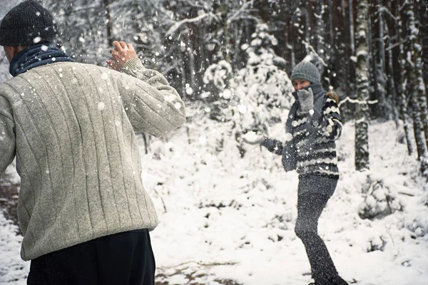 People Play Snowballs Winter Forest — Stock Photo, Image