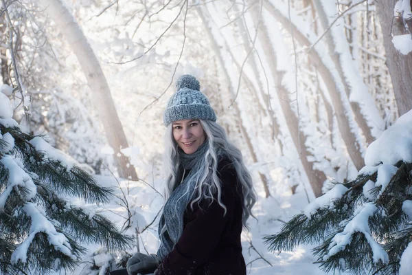 Mujer Rubia Regocija Invierno Bosque Nevado Por Tarde — Foto de Stock