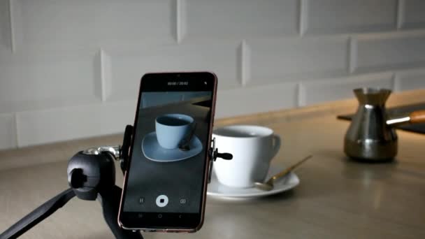 Blogger Toma Fotos Cómo Hace Café Por Teléfono — Vídeo de stock