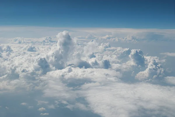 Letící Vysoko Modré Obloze Nad Bílými Mraky Krajina Země Shora — Stock fotografie