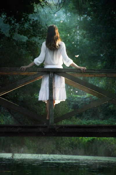 Une Femme Vêtements Blancs Tient Sur Pont Dans Bel Endroit — Photo