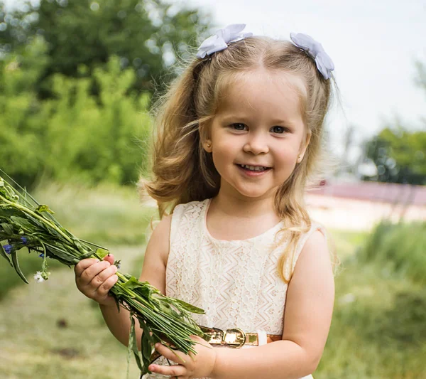 Retrato Alegre Menina Sorrindo Segurando Buquê Flores Silvestres — Fotografia de Stock