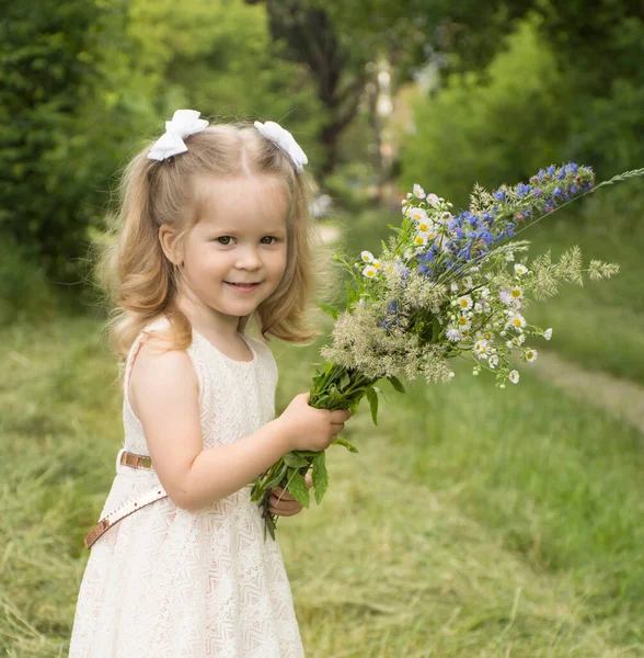 Güzel Mutlu Küçük Bir Kız Elinde Bir Buket Kır Çiçeğiyle — Stok fotoğraf