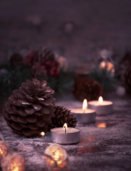 Brennende Kerzen Zedernzapfen Und Tannenzweige Weihnachten Heimeliger Atmosphäre Lebensstil — Stockfoto