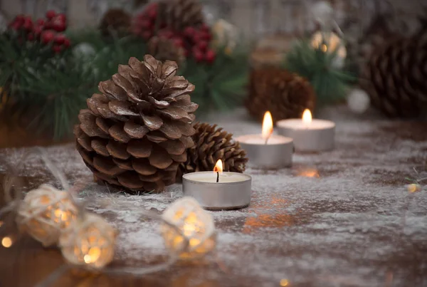 Brennende Kerzen Zedernzapfen Und Tannenzweige Weihnachten Heimeliger Atmosphäre Lebensstil — Stockfoto