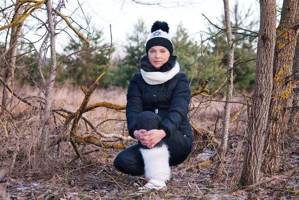 Woman in the forest — Stock Photo, Image