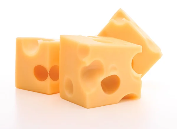 Pedaços de queijo isolados — Fotografia de Stock