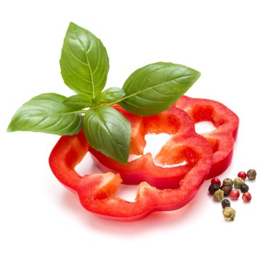 Kırmızı tatlı biber dilimleri ve fesleğen yaprakları 