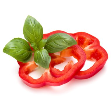 Kırmızı biber dilimleri ve fesleğen yaprakları