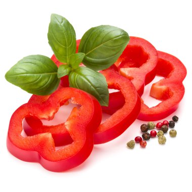 Kırmızı biber dilimleri ve fesleğen yaprakları