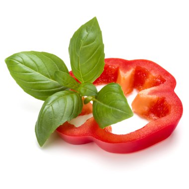 Kırmızı biber dilim ve fesleğen yaprakları 