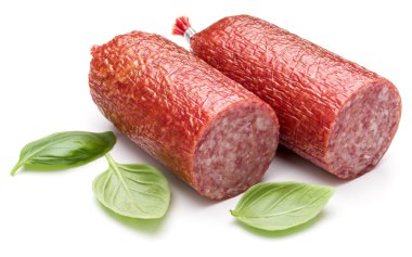Salam sosis ve fesleğen yaprakları