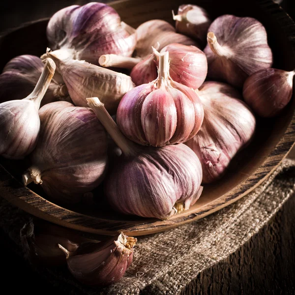 Lampadine di aglio in ciotola — Foto Stock