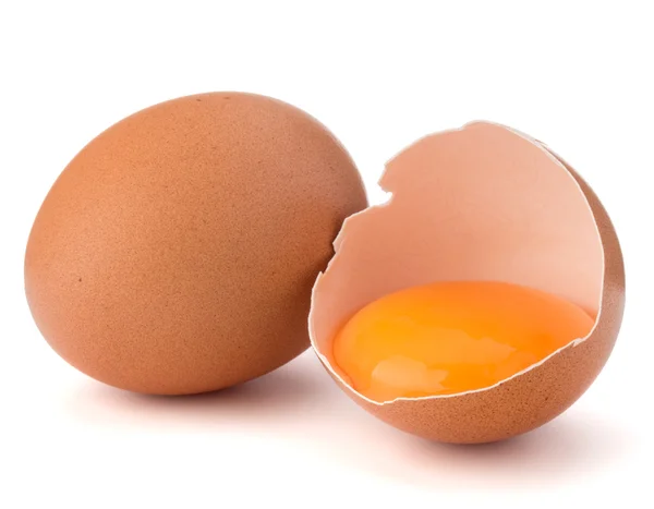 Huevo roto en cáscara de huevo — Foto de Stock
