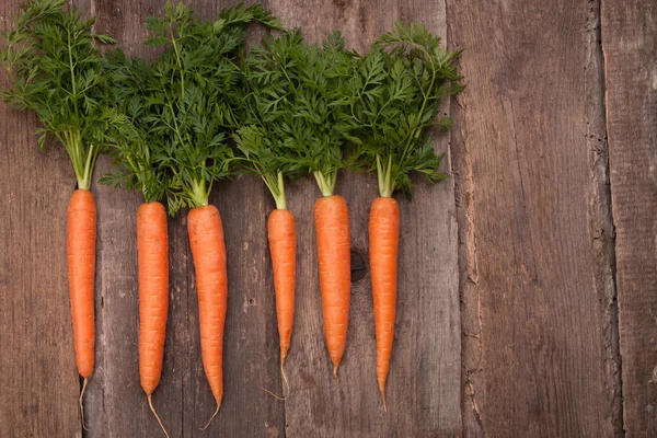 Carottes fraîches sur la table — Photo