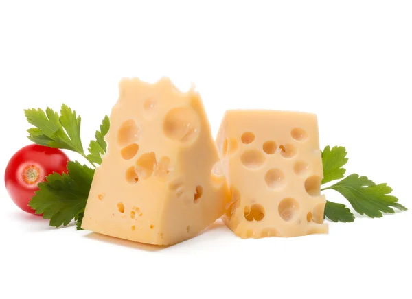 Peynir blokları ve fesleğen yaprakları — Stok fotoğraf