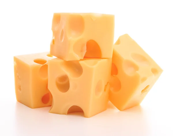 Cubetti di formaggio su bianco — Foto Stock