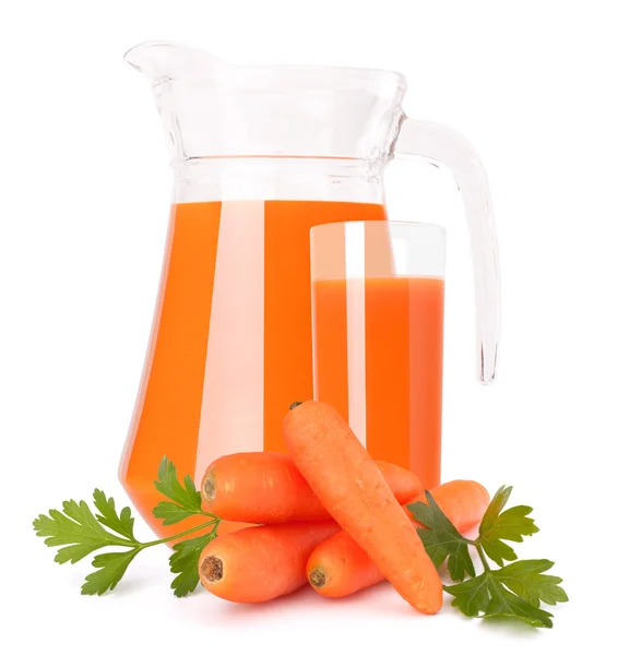 Zeleninové šťávy mrkev ve skleněné konvici — Stock fotografie