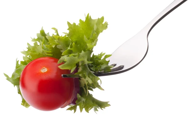 Frischer Salat und Kirschtomaten auf Gabel isoliert auf weißem Hintergrund — Stockfoto