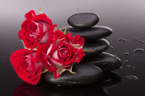 Piedra spa y flores de rosas —  Fotos de Stock