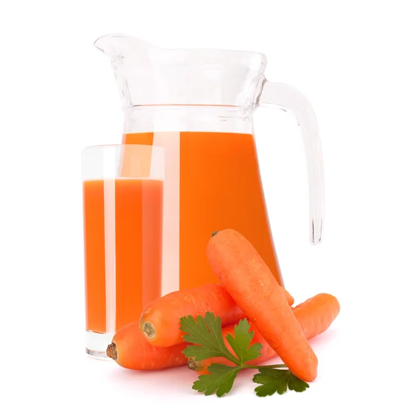 Karottengemüsesaft im Glaskrug und Karotten — Stockfoto
