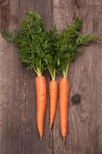 Zanahorias frescas en manojo de cesta de mimbre — Foto de Stock