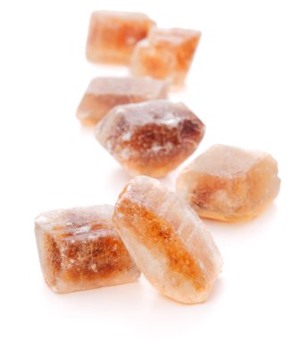 Kahverengi karamelli şeker küpleri.