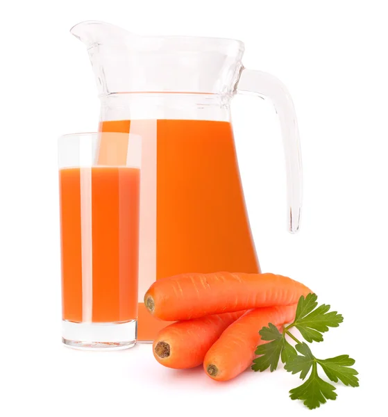 Karottengemüsesaft im Glaskrug — Stockfoto