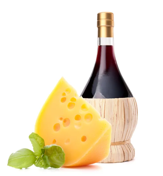 Botella de vino tinto y queso bodegón —  Fotos de Stock