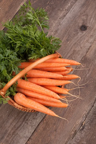 Ματσάκι φρέσκα καρότα σε ψάθινο καλάθι — Φωτογραφία Αρχείου