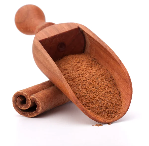 Gemalen kaneel specerij-poeder in houten lepel — Stockfoto