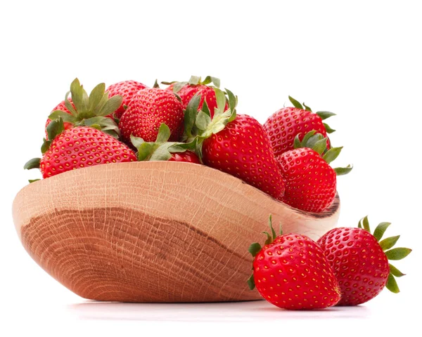 Strawberries in wooden bowl cutout — Stock Photo, Image