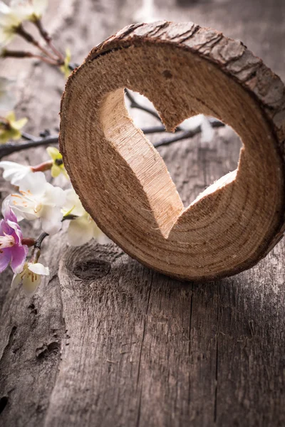Cuore leggero su sfondo di legno — Foto Stock