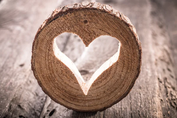 Agujero del corazón en madera — Foto de Stock