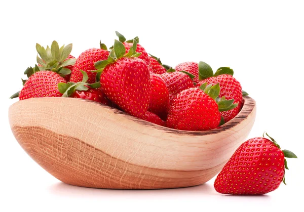 草莓在木碗里 — 图库照片