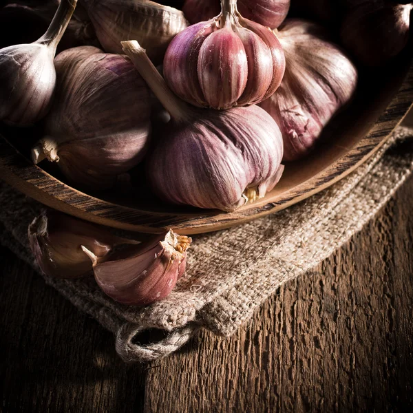 Spicchi d'aglio in cucchiaio di legno — Foto Stock