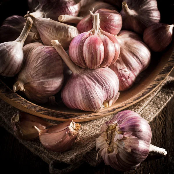 Lampadine di aglio su sfondo rustico — Foto Stock