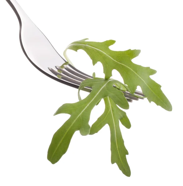 Свежий салат из руколы на вилке — стоковое фото