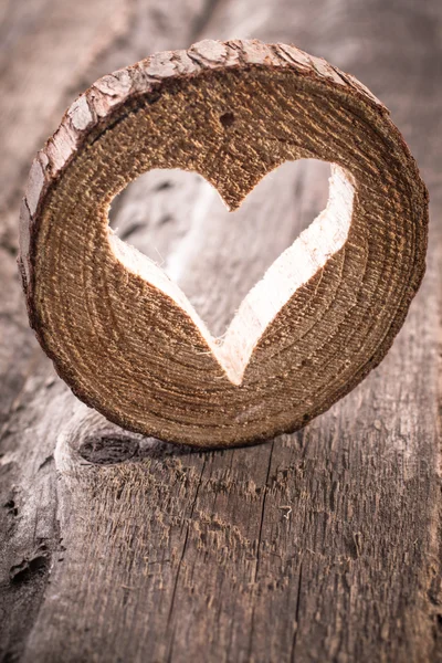 Herzloch in Holz — Stockfoto