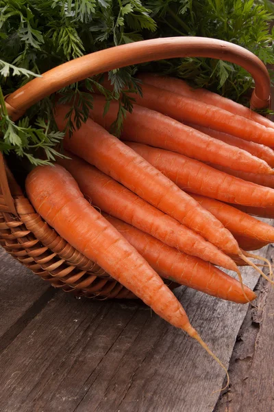 Свежая морковь в плетеной корзине — стоковое фото