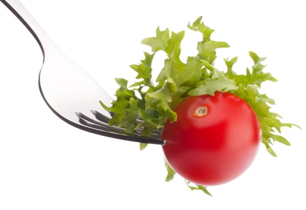 Свіжий салат і вишневий помідор на виделці — стокове фото
