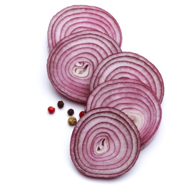 Dilimlenmiş kırmızı soğan halkaları ve karabiber