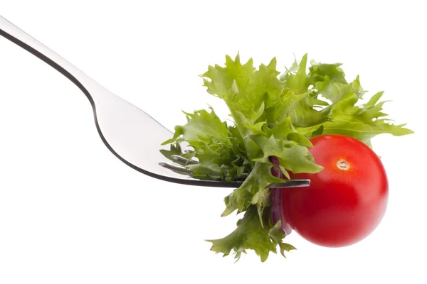 Ensalada fresca y tomate en tenedor — Foto de Stock