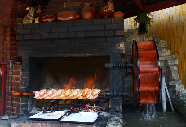 Gegrillte Hühner im Kamin lizenzfreie Stockbilder